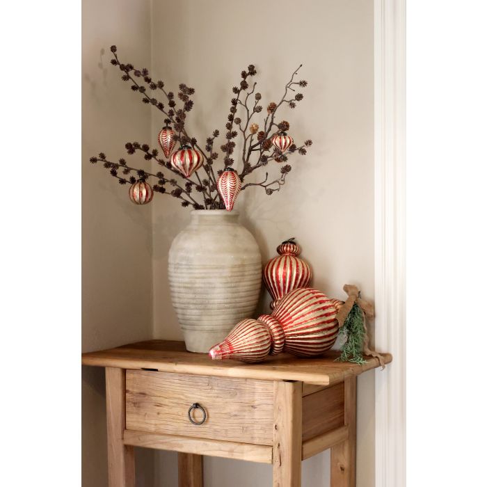 Chic Antique Fleur Gren med Kogler & Glimmer H112 cm – Grøn Dekorativ grøn Fleur gren fra Chic Antique med kogler og glimmer – en smuk kunstig gren til julens dekorationer, vaser og hyggelige vinterudsmykning. 🎄✨