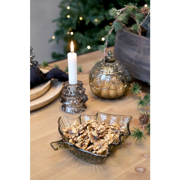 Chic Antique - Juletræsfad i Glas – Olivengrøn H4 × L19 × B16 cm Dekorativt juletræsfad i olivengrønt glas – perfekt til julegodter, småkager, nødder og hyggelig servering gennem hele december.