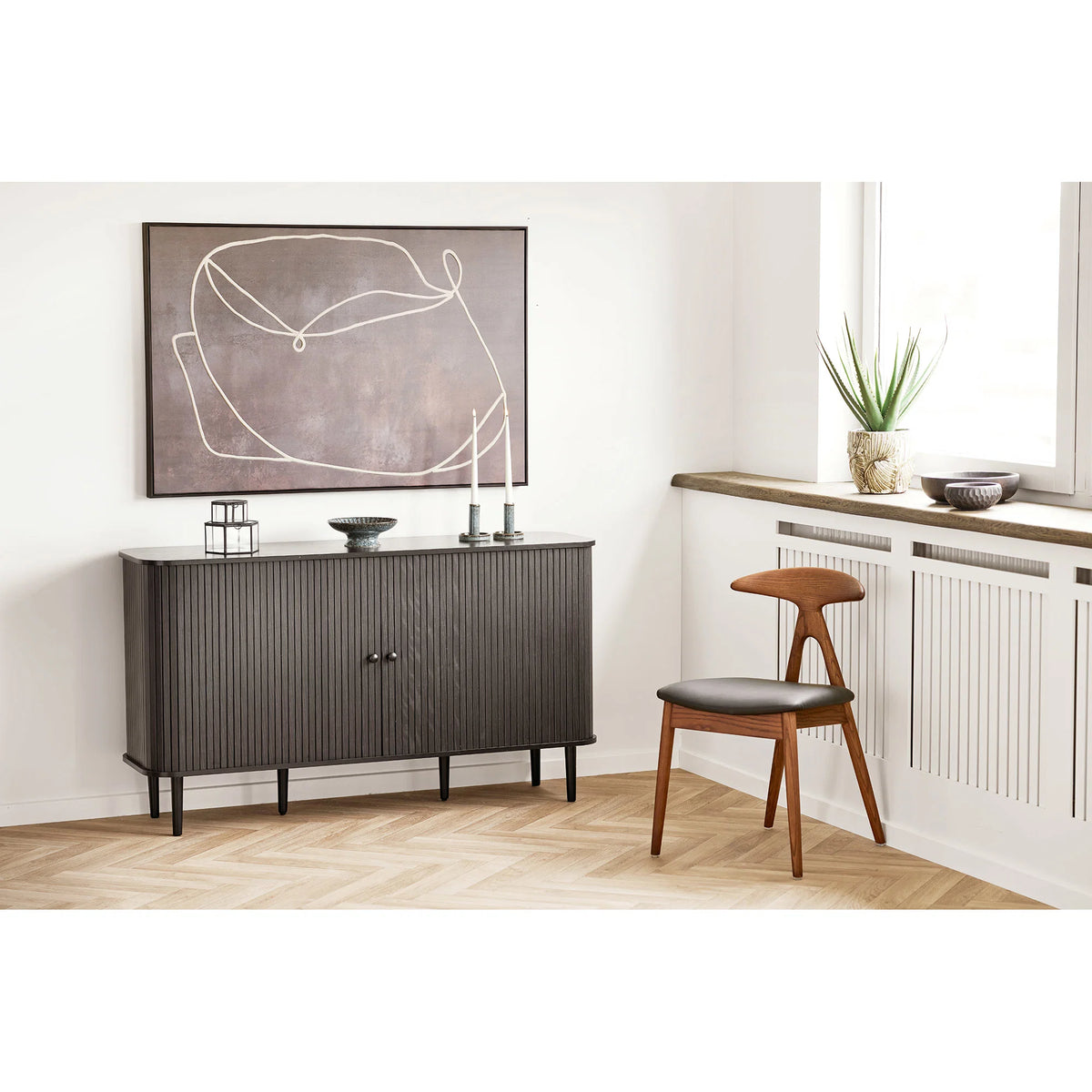 House Nordic Apia Lærredsprint No. 2 – Natur 80 × 120 cm  Elegant og moderne vægkunst i smukke, naturlige nuancer – skab varme, ro og personlighed i din bolig.