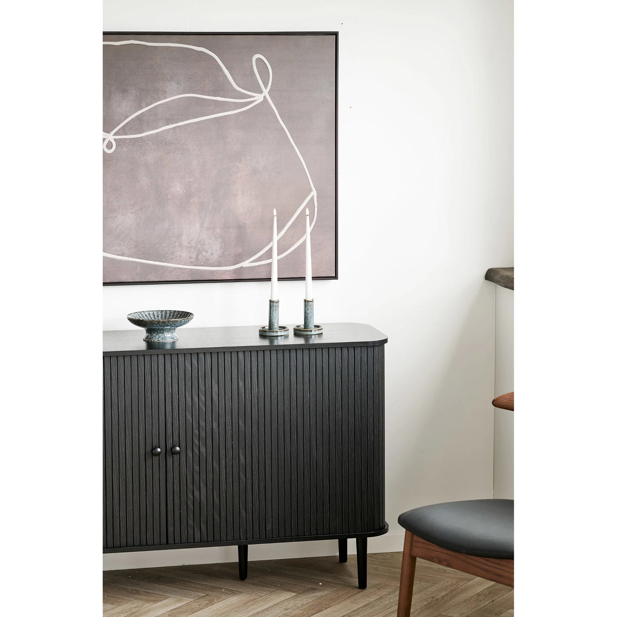 House Nordic Apia Lærredsprint No. 2 – Natur 80 × 120 cm  Elegant og moderne vægkunst i smukke, naturlige nuancer – skab varme, ro og personlighed i din bolig.