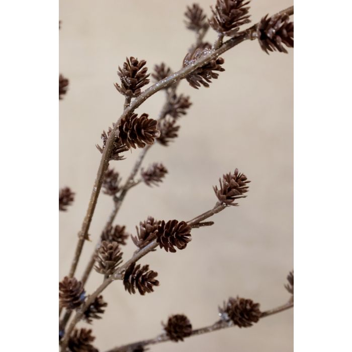 Chic Antique Fleur Gren med Kogler & Glimmer H112 cm – Grøn  Dekorativ grøn Fleur gren fra Chic Antique med kogler og glimmer – en smuk kunstig gren til julens dekorationer, vaser og hyggelige vinterudsmykning. 🎄✨