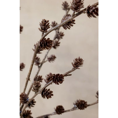 Chic Antique Fleur Gren med Kogler & Glimmer H112 cm – Grøn  Dekorativ grøn Fleur gren fra Chic Antique med kogler og glimmer – en smuk kunstig gren til julens dekorationer, vaser og hyggelige vinterudsmykning. 🎄✨