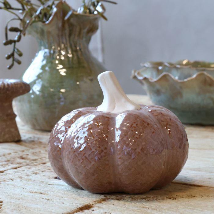 Chic Antique Græskar H9,5/Ø11 cm – Mocca  Dekorativt keramikgræskar fra Chic Antique i en varm mocca-farve. Perfekt som efterårsdekoration og til at skabe en hyggelig og stemningsfuld indretning.