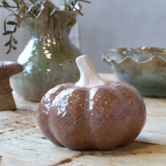Chic Antique Græskar H9,5/Ø11 cm – Mocca Dekorativt keramikgræskar fra Chic Antique i en varm mocca-farve. Perfekt som efterårsdekoration og
