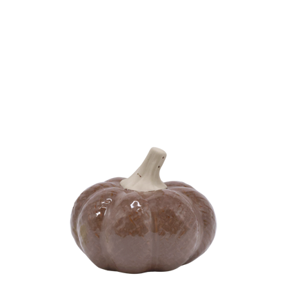 Chic Antique Græskar H9,5/Ø11 cm – Mocca  Dekorativt keramikgræskar fra Chic Antique i en varm mocca-farve. Perfekt som efterårsdekoration og til at skabe en hyggelig og stemningsfuld indretning.