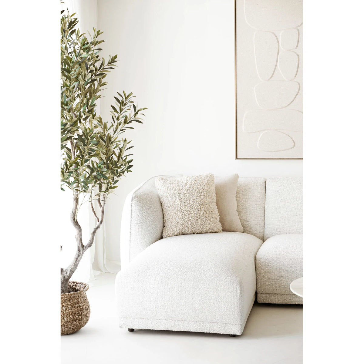 House Nordic Tossa Pude – Off-White 45 × 45 cm  Skab en lys og hyggelig stemning i hjemmet med den elegante Tossa Pude i off-white.