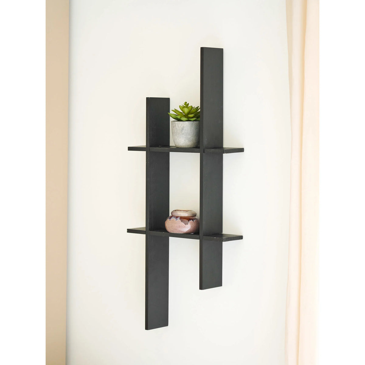 House Nordic Mostar Væghylde – Sort Fyrretræ 86 × 10 × 38 cm  Elegant og stilren væghylde i sort fyrretræ – perfekt til moderne boligindretning og dekorativ opbevaring.