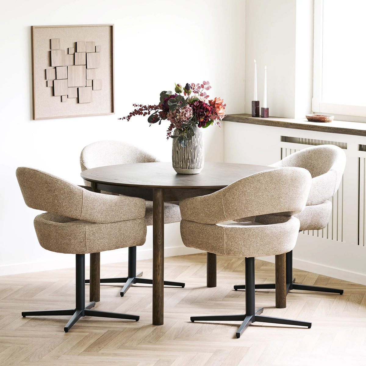 House Nordic Gala Relief Vægdekoration – Brun 60 × 60 cm  Elegant vægdekoration med flot reliefeffekt – skab varme, dybde og et eksklusivt udtryk i hjemmet.