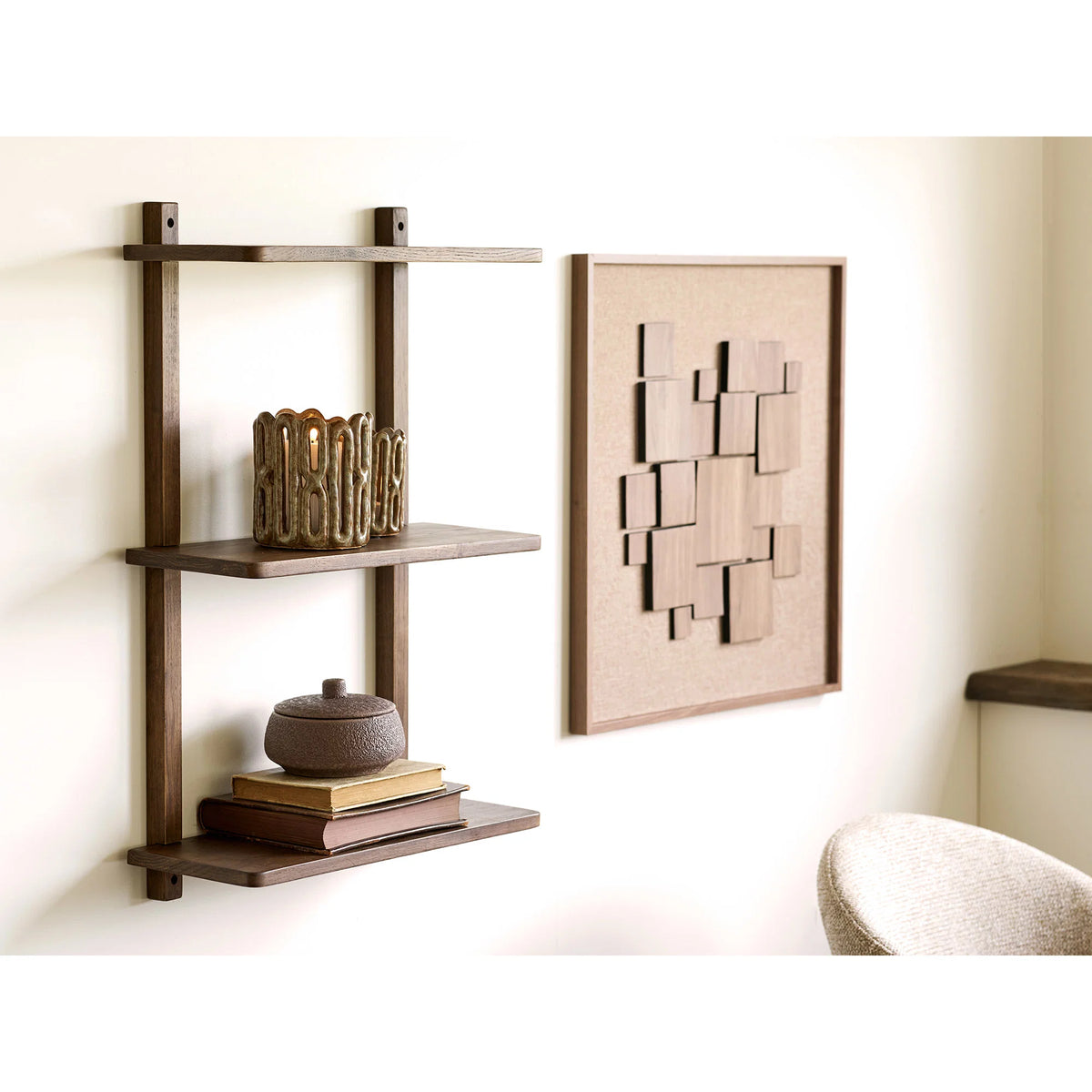 House Nordic Gala Relief Vægdekoration – Brun 60 × 60 cm  Elegant vægdekoration med flot reliefeffekt – skab varme, dybde og et eksklusivt udtryk i hjemmet.