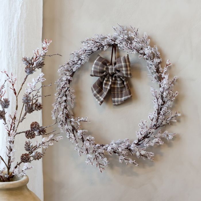 Chic Antique Krans med Frost Ø45 cm – Natur  Smuk håndlavet julekrans fra Chic Antique med et dekorativt frostet udtryk – perfekt til at skabe hyggelig vinter- og julestemning i hjemmet. ❄️🎄