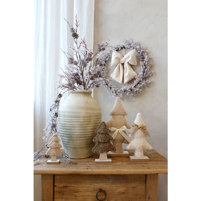 Chic Antique Krans med Frost Ø45 cm – Natur  Smuk håndlavet julekrans fra Chic Antique med et dekorativt frostet udtryk – perfekt til at skabe hyggelig vinter- og julestemning i hjemmet. ❄️🎄