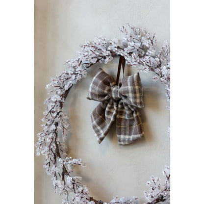 Chic Antique Krans med Frost Ø45 cm – Natur  Smuk håndlavet julekrans fra Chic Antique med et dekorativt frostet udtryk – perfekt til at skabe hyggelig vinter- og julestemning i hjemmet. ❄️🎄