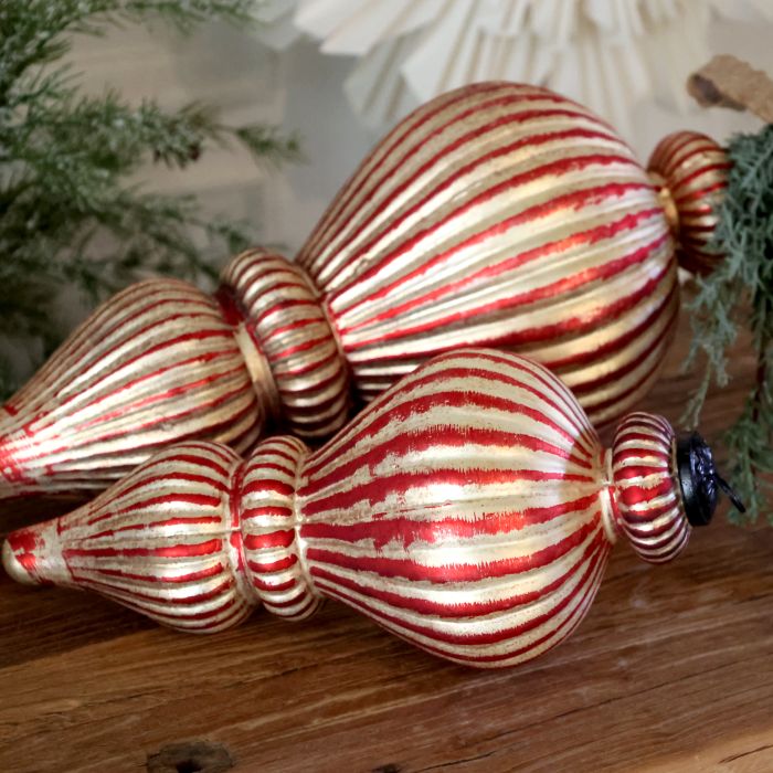 Chic Antique Ornament H42/Ø17 cm – Cherry & Champagne  Stort og elegant ornament fra Chic Antique i cherry og champagne – dekorativ julepynt i glas, der skaber et smukt blikfang i juleindretningen. 🎄✨
