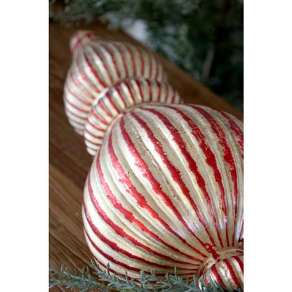 Chic Antique Ornament H42/Ø17 cm – Cherry & Champagne  Stort og elegant ornament fra Chic Antique i cherry og champagne – dekorativ julepynt i glas, der skaber et smukt blikfang i juleindretningen. 🎄✨