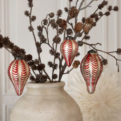 Chic Antique Julekugler i Æske 3 stk. – Cherry & Champagne  Dekorative julekugler i glas i smukke Cherry- og Champagne-nuancer – leveres som sæt med 3 stk.