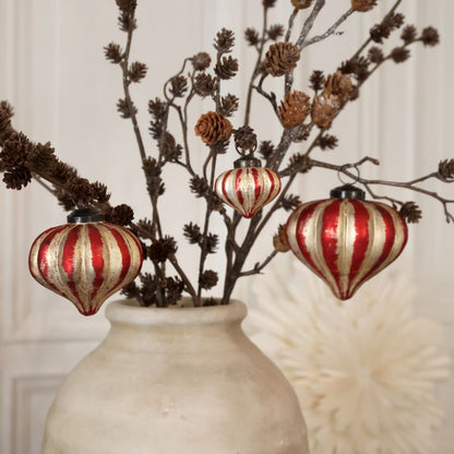 Chic Antique Julekugler i Æske 3 stk. – Cherry & Champagne  Elegant sæt med 3 dekorative julekugler i glas i de smukke farver Cherry og Champagne