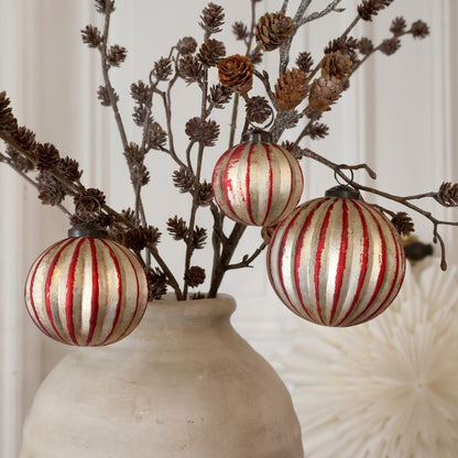 Chic Antique Julekugler i Æske – Sæt af 3, Cherry & Champagne  Elegante julekugler fra Chic Antique i smukke cherry- og champagnefarver – et dekorativt sæt med 3 glaskugler til juletræet og julens dekorationer.