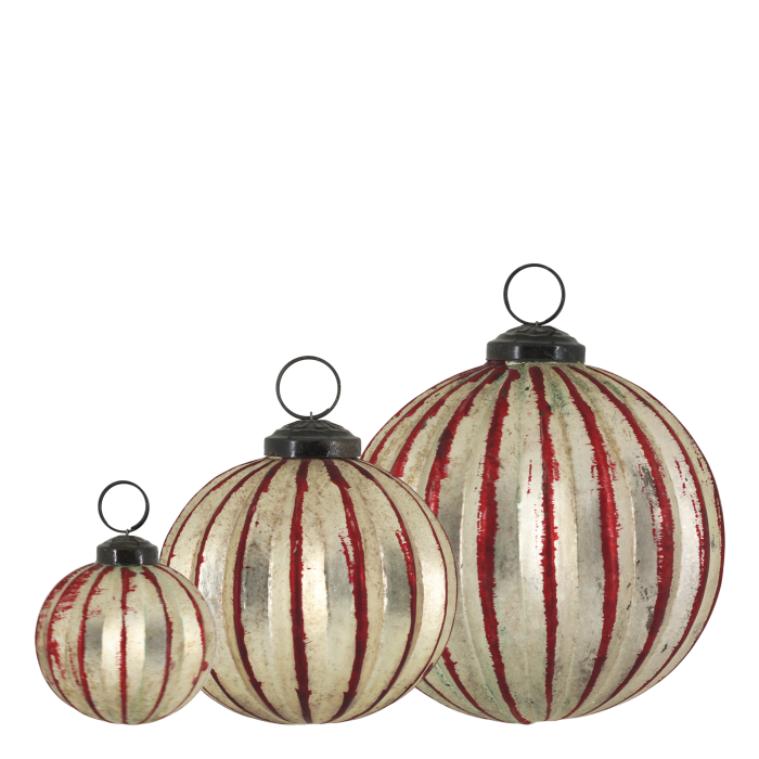 Chic Antique Julekugler i Æske – Sæt af 3, Cherry & Champagne  Elegante julekugler fra Chic Antique i smukke cherry- og champagnefarver – et dekorativt sæt med 3 glaskugler til juletræet og julens dekorationer.