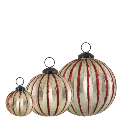 Chic Antique Julekugler i Æske – Sæt af 3, Cherry & Champagne  Elegante julekugler fra Chic Antique i smukke cherry- og champagnefarver – et dekorativt sæt med 3 glaskugler til juletræet og julens dekorationer.