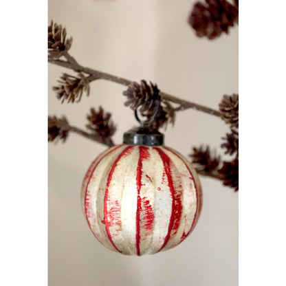 Chic Antique Julekugler i Æske – Sæt af 3, Cherry & Champagne  Elegante julekugler fra Chic Antique i smukke cherry- og champagnefarver – et dekorativt sæt med 3 glaskugler til juletræet og julens dekorationer.