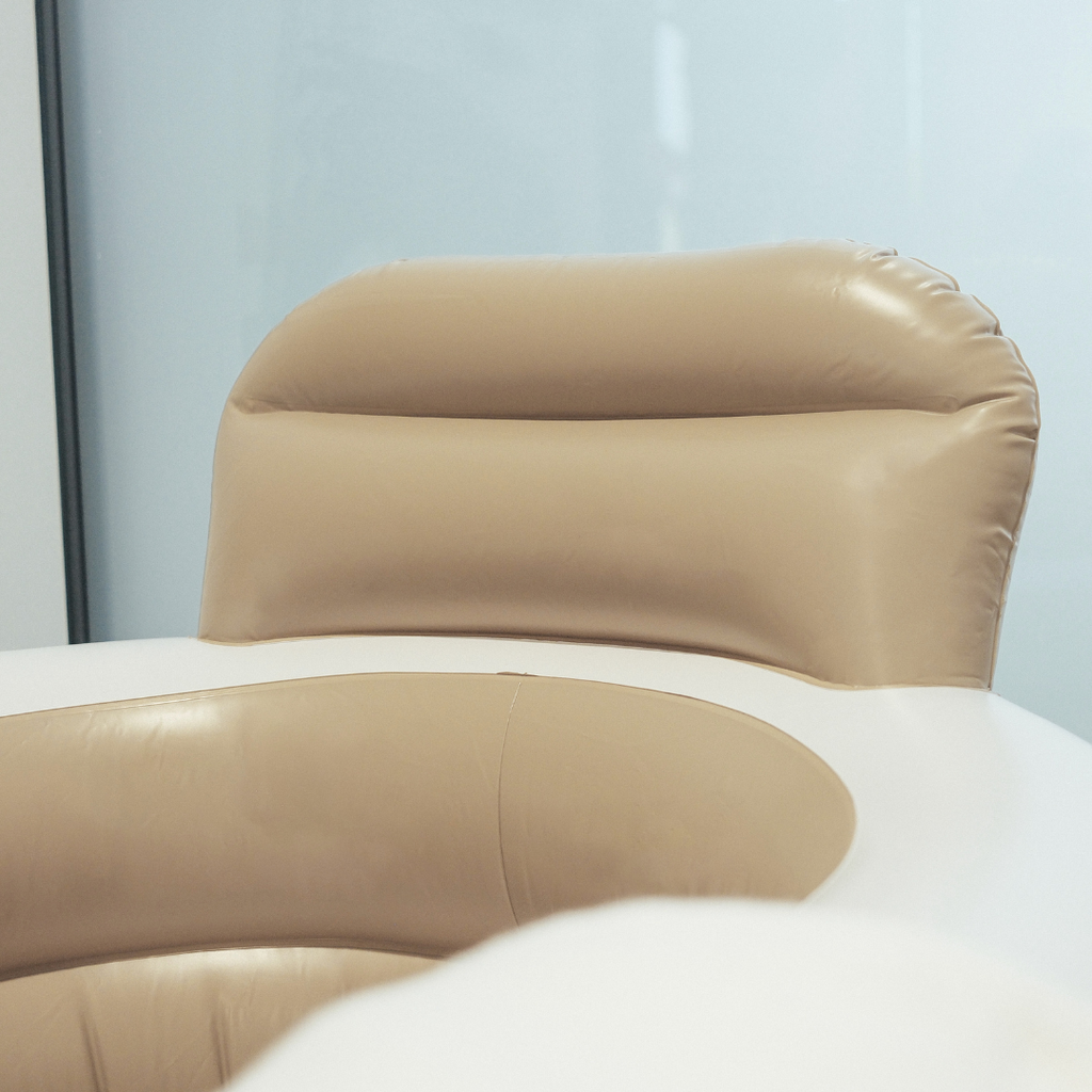 Oppusteligt Badekar 160 L – Brun/Beige  Praktisk oppusteligt badekar med nakkestøtte, kopholder og afløbsslange – perfekt til hjemme-wellness uden et fast badekar