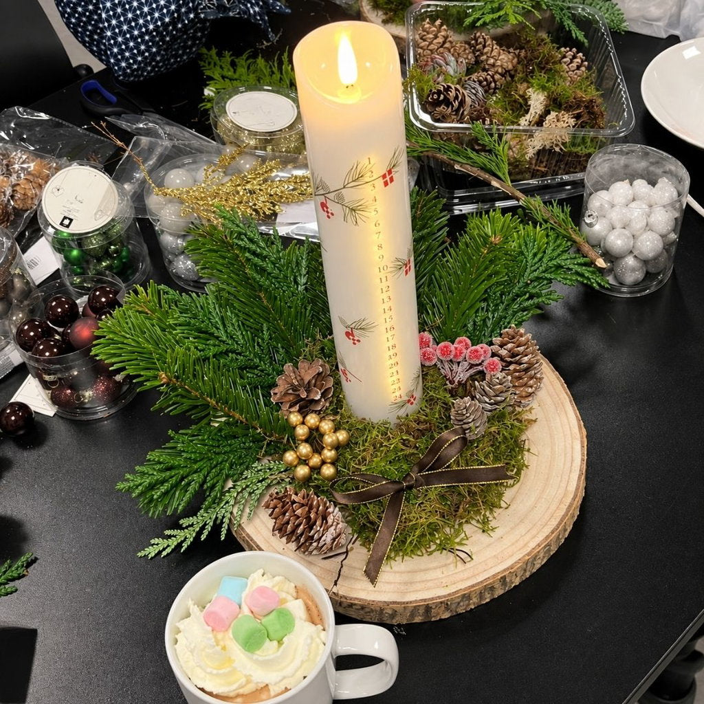 LED Julekalenderlys med Timer og Fjernbetjening – 25 cm  Stemningsfuldt LED kalenderlys med 3D-flamme, timer og fjernbetjening til hyggelig nedtælling frem mod juleaften