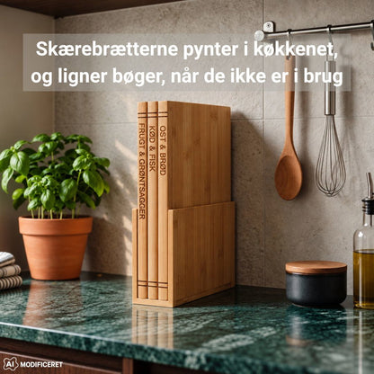 Bambus Skærebrætsæt med Indgravering og Holder – 3 stk.  Praktisk skærebrætsæt i bambus med tre brætter og smart holder til køkkenbordet