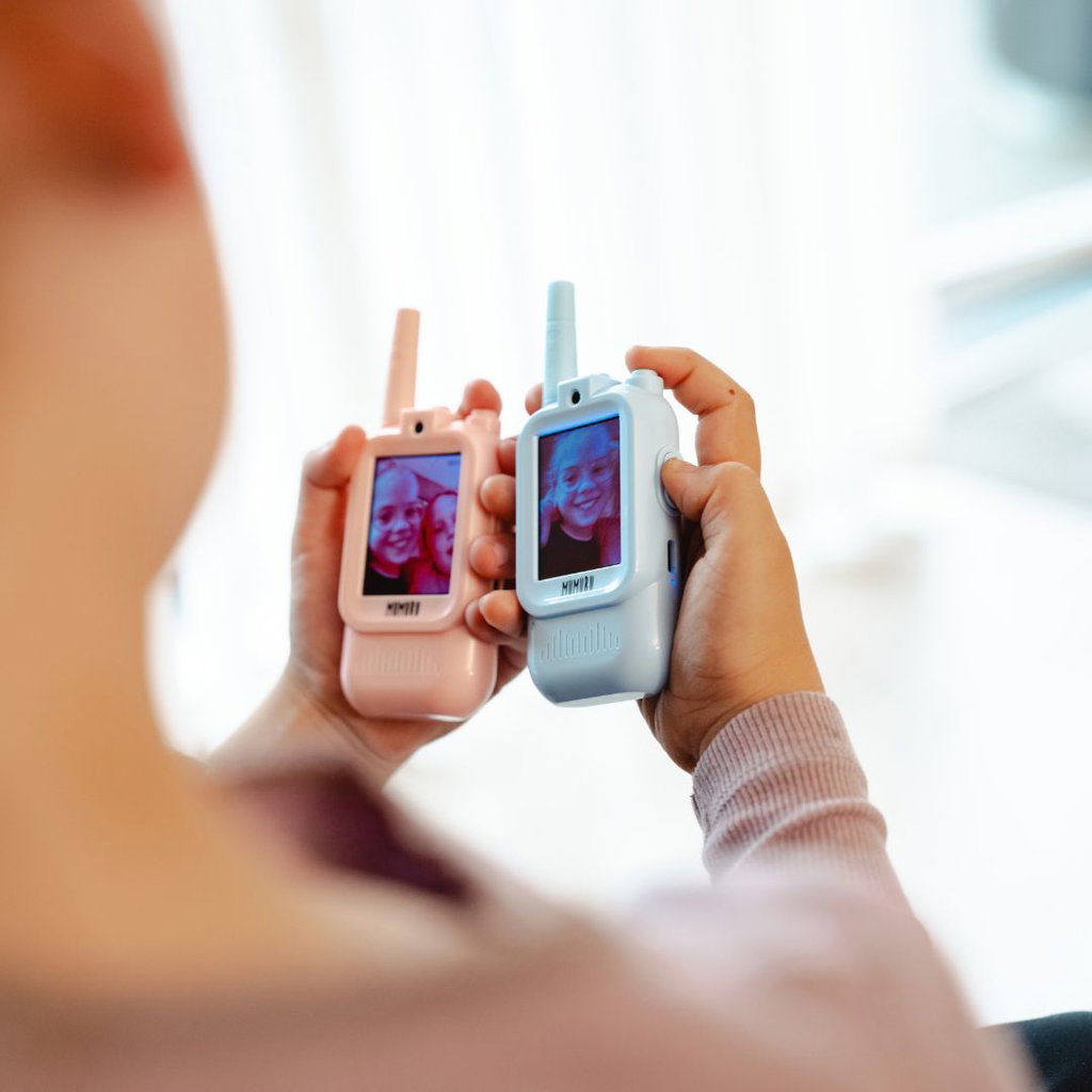 Video Walkie Talkie 2-pak – Med kamera, video og farveskærm Gør legen endnu sjovere med walkie talkies, hvor børnene både kan se og tale med hinanden!