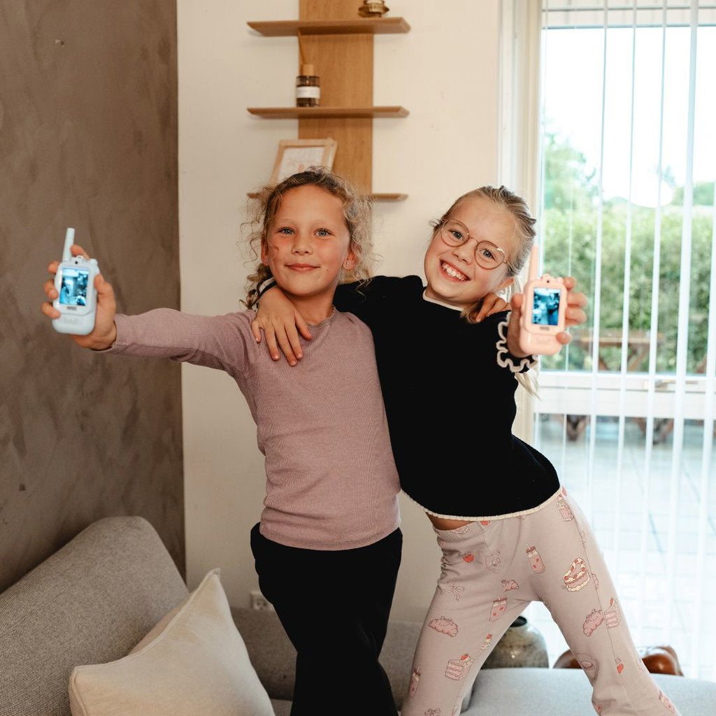 Video Walkie Talkie 2-pak – Med kamera, video og farveskærm Gør legen endnu sjovere med walkie talkies, hvor børnene både kan se og tale med hinanden!