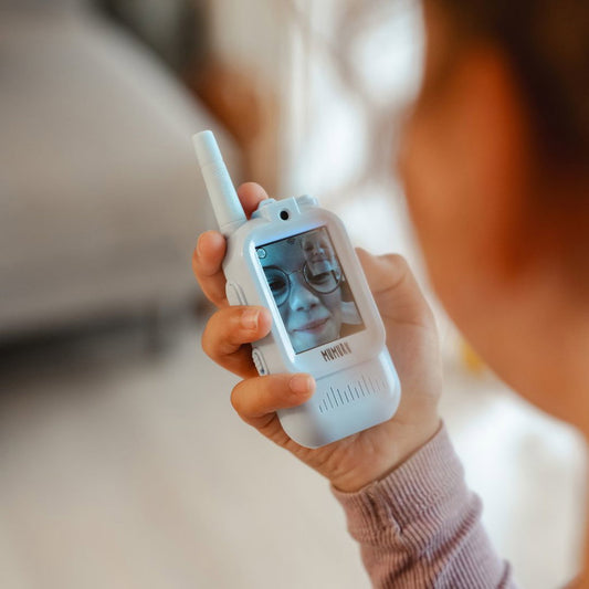 Video Walkie Talkie 2-pak – Med kamera, video og farveskærm Gør legen endnu sjovere med walkie talkies, hvor børnene både kan se og tale med hinanden!