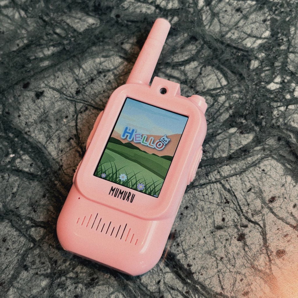 Video Walkie Talkie 2-pak – Med kamera, video og farveskærm Gør legen endnu sjovere med walkie talkies, hvor børnene både kan se og tale med hinanden!