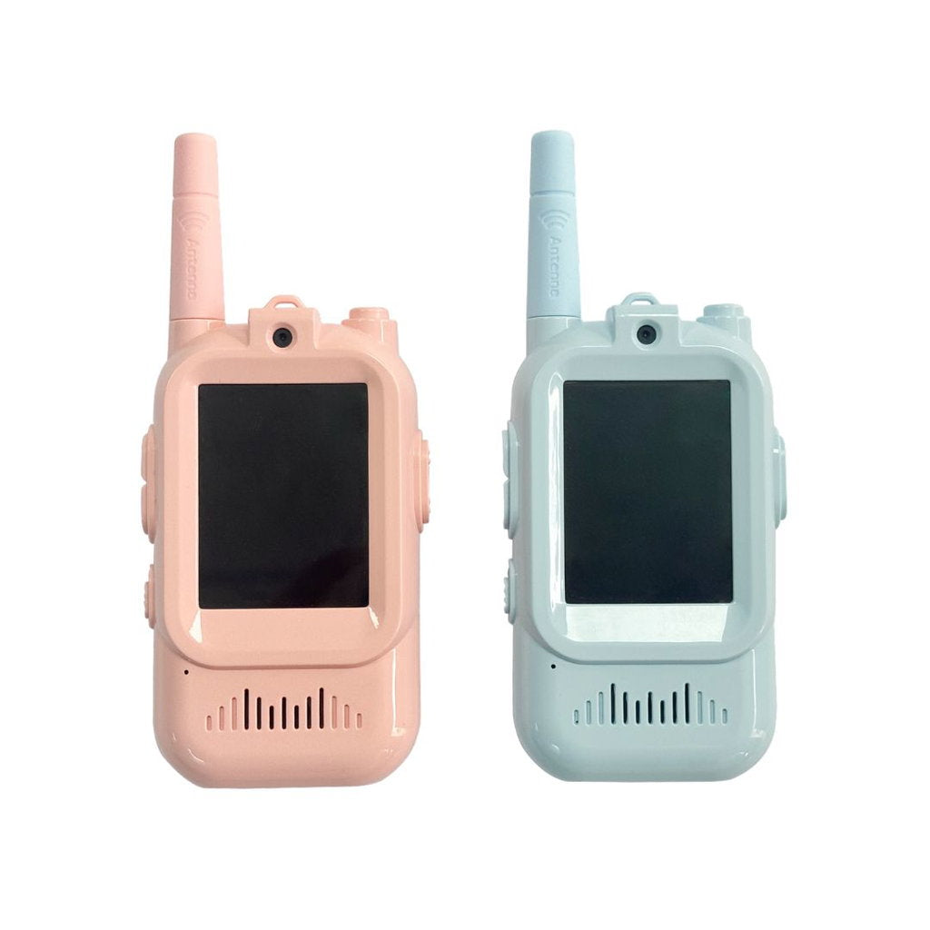 Video Walkie Talkie 2-pak – Med kamera, video og farveskærm Gør legen endnu sjovere med walkie talkies, hvor børnene både kan se og tale med hinanden!