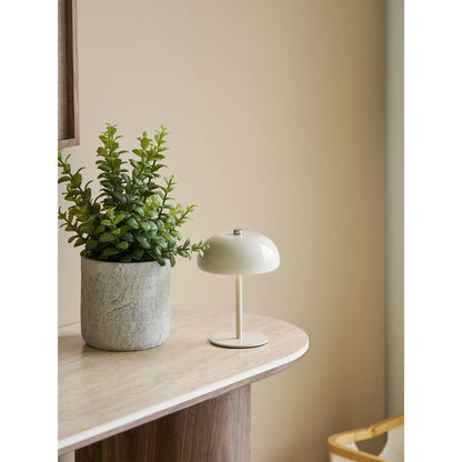 Margate Genopladelig Bordlampe Beige – 18 cm  Stilren genopladelig bordlampe i metal med 3 lysniveauer og USB-C opladning