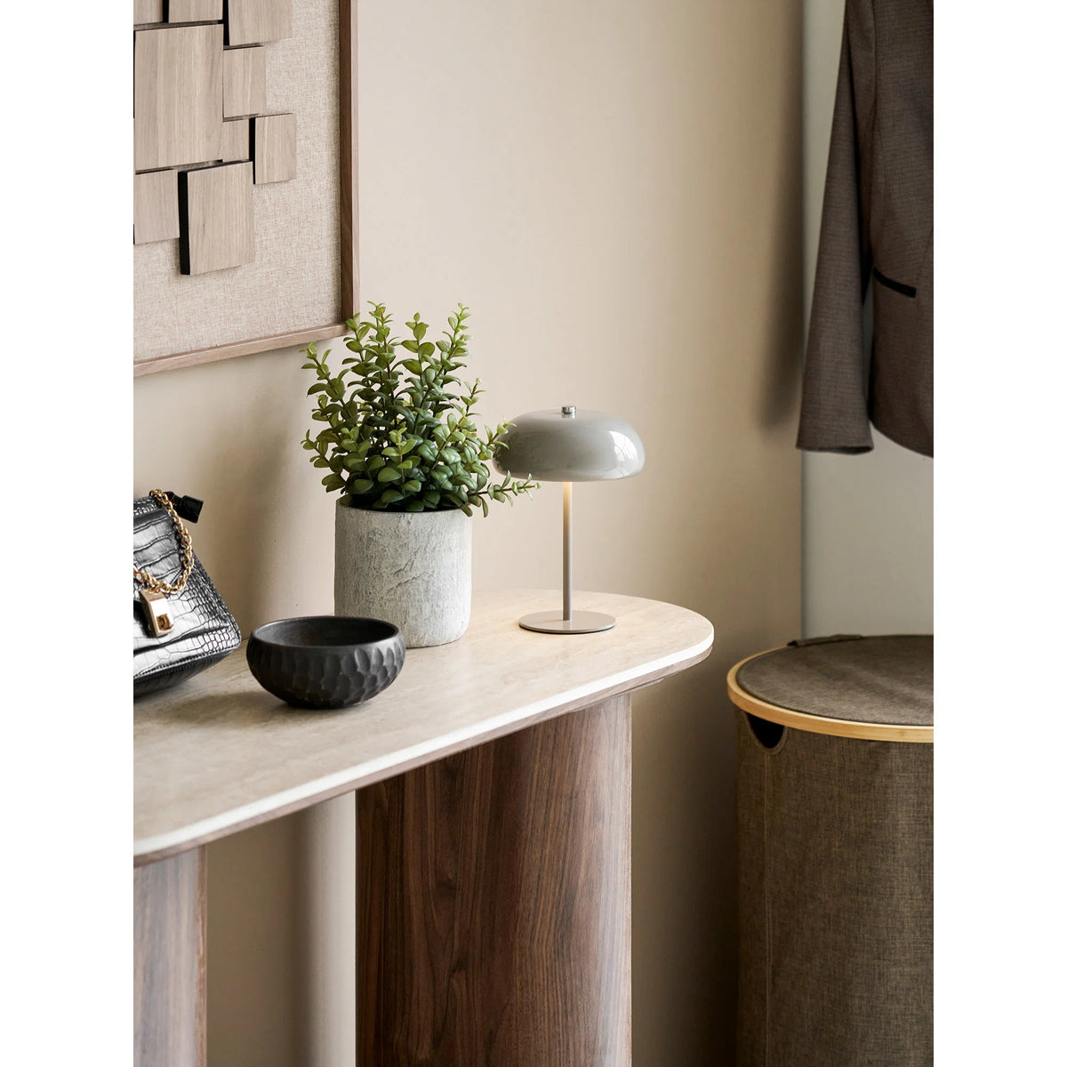 Margate Genopladelig Bordlampe Taupe – 23 cm  Stilren genopladelig bordlampe i taupe metal med 3 lysniveauer og USB-C opladning