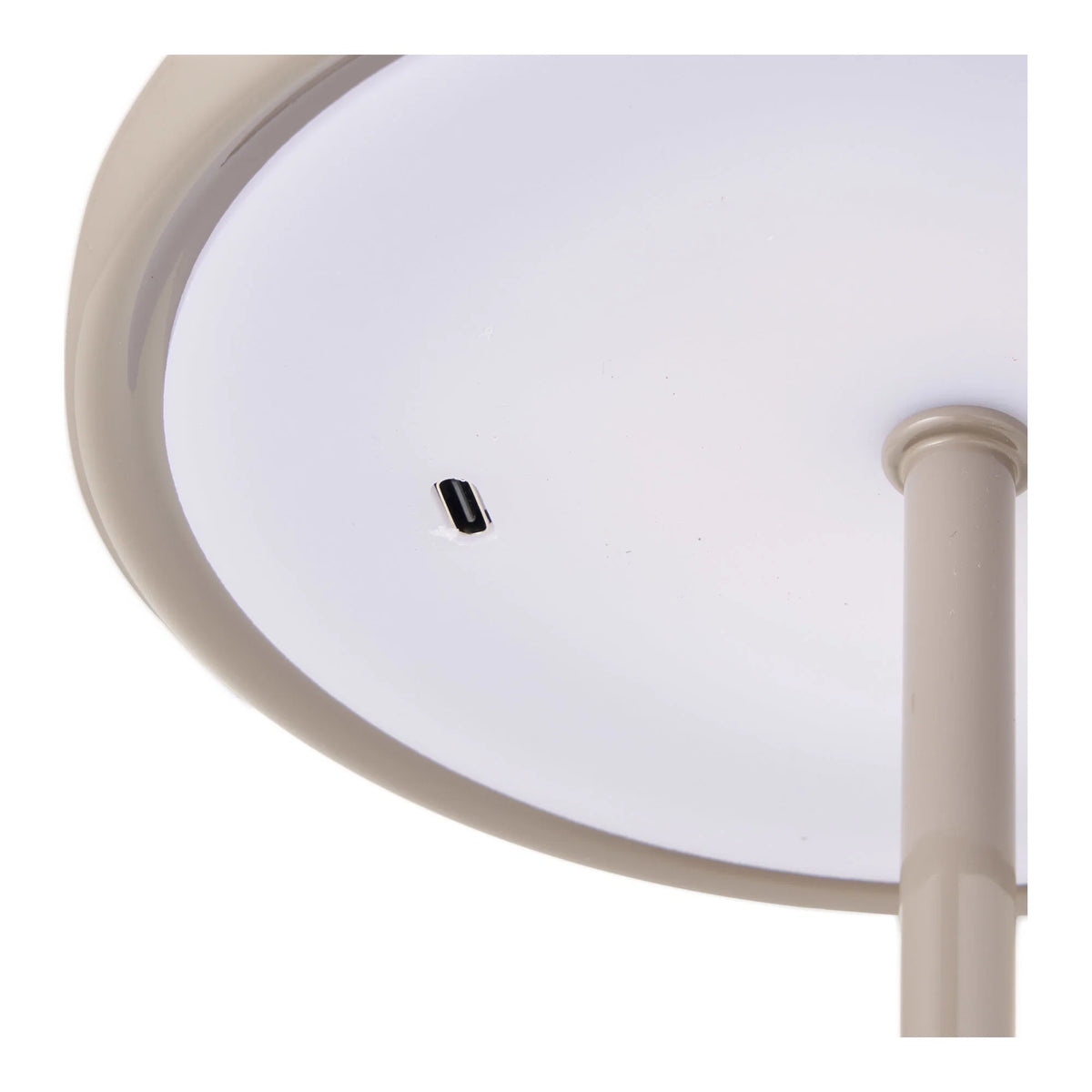 Margate Genopladelig Bordlampe Taupe – 23 cm  Stilren genopladelig bordlampe i taupe metal med 3 lysniveauer og USB-C opladning
