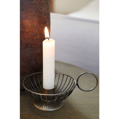 Chic Antique Kammerstage H6/L13,5/B9 cm – Antique Messing  Klassisk kammerstage fra Chic Antique i antique messing. Den dekorative lysestage i jern har et enkelt og charmerende udtryk, der passer smukt ind i både moderne, klassiske og romantiske hjem.