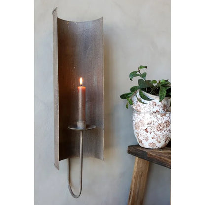Chic Antique Lysestage til Væg H50 cm – Antique Mocca  Dekorativ væglysestage fra Chic Antique i antique mocca. Det elegante design i jern skaber varme og stemning på væggen og giver et anderledes alternativ til traditionelle lysestager.