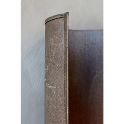 Chic Antique Lysestage til Væg H50 cm – Antique Mocca  Dekorativ væglysestage fra Chic Antique i antique mocca. Det elegante design i jern skaber varme og stemning på væggen og giver et anderledes alternativ til traditionelle lysestager.