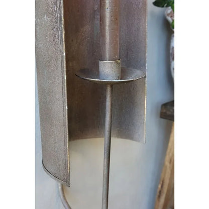 Chic Antique Lysestage til Væg H50 cm – Antique Mocca  Dekorativ væglysestage fra Chic Antique i antique mocca. Det elegante design i jern skaber varme og stemning på væggen og giver et anderledes alternativ til traditionelle lysestager.