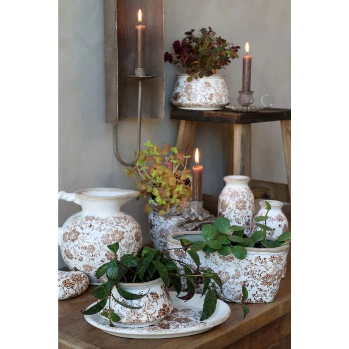 Chic Antique Lysestage til Væg H50 cm – Antique Mocca  Dekorativ væglysestage fra Chic Antique i antique mocca. Det elegante design i jern skaber varme og stemning på væggen og giver et anderledes alternativ til traditionelle lysestager.