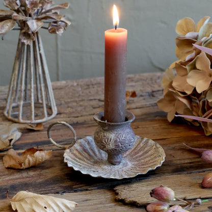 Chic Antique Kammerstage H6/Ø9,5 cm – Antique Mocca  Smuk kammerstage fra Chic Antique i den varme farve antique mocca. En dekorativ lysestage i jern, der er nem at placere og skaber hyggelig stemning i hjemmet.