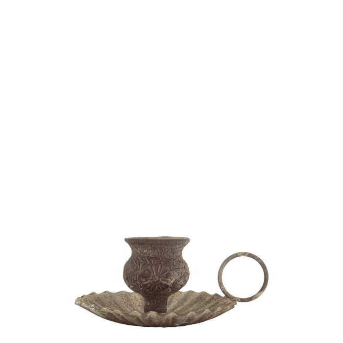 Chic Antique Kammerstage H6/Ø9,5 cm – Antique Mocca  Smuk kammerstage fra Chic Antique i den varme farve antique mocca. En dekorativ lysestage i jern, der er nem at placere og skaber hyggelig stemning i hjemmet.