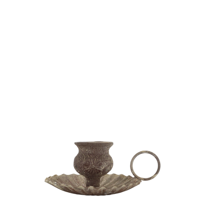 Chic Antique Kammerstage H6/Ø9,5 cm – Antique Mocca  Smuk kammerstage fra Chic Antique i den varme farve antique mocca. En dekorativ lysestage i jern, der er nem at placere og skaber hyggelig stemning i hjemmet.
