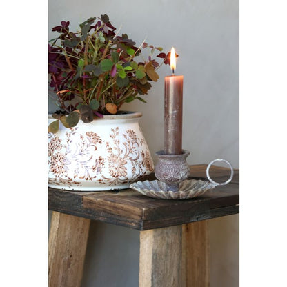 Chic Antique Kammerstage H6/Ø9,5 cm – Antique Mocca  Smuk kammerstage fra Chic Antique i den varme farve antique mocca. En dekorativ lysestage i jern, der er nem at placere og skaber hyggelig stemning i hjemmet.