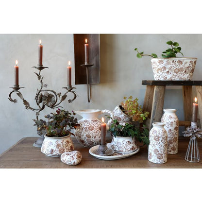 Chic Antique Kammerstage H6/Ø9,5 cm – Antique Mocca  Smuk kammerstage fra Chic Antique i den varme farve antique mocca. En dekorativ lysestage i jern, der er nem at placere og skaber hyggelig stemning i hjemmet.