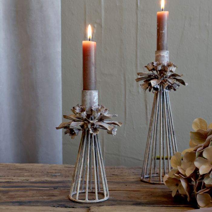 Chic Antique Stage med Blomsterdekor H16/Ø9,5 cm – Antique Mocca  Smuk lysestage fra Chic Antique i antique mocca med dekorativt blomstermotiv – perfekt til at skabe varme, hygge og en romantisk stemning i hjemmet. 🕯️🤎