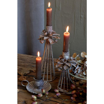 Chic Antique Stage med Blomsterdekor H16/Ø9,5 cm – Antique Mocca  Smuk lysestage fra Chic Antique i antique mocca med dekorativt blomstermotiv – perfekt til at skabe varme, hygge og en romantisk stemning i hjemmet. 🕯️🤎
