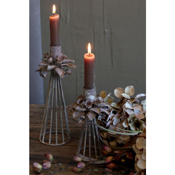 Chic Antique Stage med Blomsterdekor H16/Ø9,5 cm – Antique Mocca  Smuk lysestage fra Chic Antique i antique mocca med dekorativt blomstermotiv – perfekt til at skabe varme, hygge og en romantisk stemning i hjemmet. 🕯️🤎