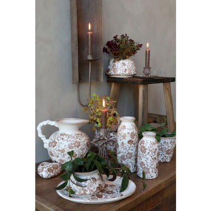 Chic Antique Stage med Blomsterdekor H16/Ø9,5 cm – Antique Mocca  Smuk lysestage fra Chic Antique i antique mocca med dekorativt blomstermotiv – perfekt til at skabe varme, hygge og en romantisk stemning i hjemmet. 🕯️🤎