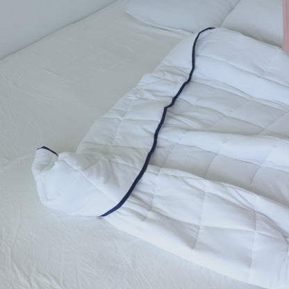 Nordis Tyngdedyne 140x200 cm – 7 kg - Blød og behagelig tyngdedyne med glasperler, der fordeler vægten jævnt og giver en rolig, omsluttende følelse.